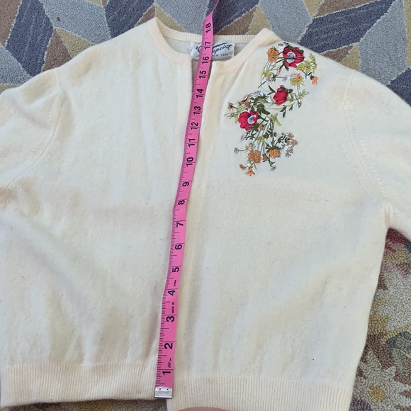 VINTAGE CASHMERE CARDIGAN WITH FLORAL DETAIL - Picture 6 of 7